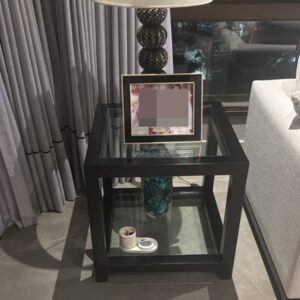 MESA LATERAL DE SOFÁ - LACA PRETA E VIDRO - TRÈS ÉLÉGANTE — L071.101