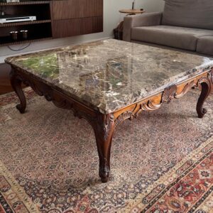CLÁSSICA MESA DE CENTRO - PEDRA NOBRE - MÁRMORE "EMPERADOR"- ORIGINAL DA ESPANHA - BASE MADEIRA MACIÇA TORNEADA E ENTALHADA — R003.402