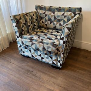 2 POLTRONAS GRANDES E LARGAS - TECIDO GEOMÉTRICOM MARROM E AZUL - Valor por peça — S082.02