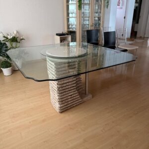 MESA DE JANTAR - PÉ CENTRAL PEDRA + APOIO INOX - TAMPO VIDRO COM NICADO — R089.03