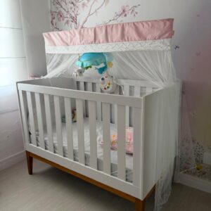 CONJUNTO COMPLETO DE QUARTO DE BEBÊ - 3 PEÇAS: BERÇO + CÔMODA + ARMÁRIO - LACA BRANCA + MADEIRA TOM CARAMELO - CHAMOSO ! — R089.18