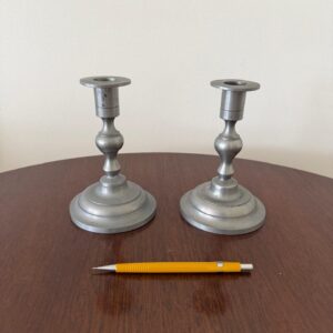 PAR DE CASTIÇAIS - ESTANHO - EMEL - MG — R003.427