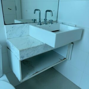 BANCADA DE GRANITO + CUBA SOBREPOSTA + TORNEIRA E MISTURADORES — D067.09