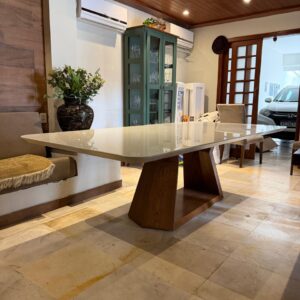 MESA DE JANTAR - PÉ CENTRAL LÂMINA MADEIRA - TAMPO VIDRO SERIGRAFADO COR FENDI — V045.01