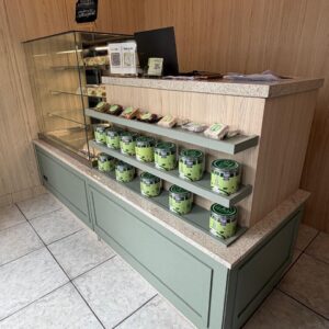 BALCÃO COMPLETO PARA CONFEITARIA ! VITRINE REFRIGERADA + BALCÃO EXPOSITOR E CAIXA - TAMPO GRANITO AREIA — V046.13