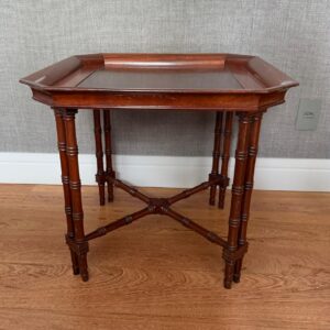 MESINHA LATERAL - PEÇA DE ANTIQUÁRIO - MADEIRA - PÉS LEVES - CANTOS CHANFRADOS — J065.102