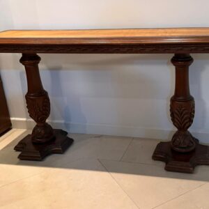 APARADOR MADEIRA - ENTALHE NOS PÉS - TAMPO PRECISA SER SUBSTITUÍDO — J066.03