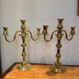 2 CASTIÇAIS - METAL DOURADO - 2 PEÇAS IGUAIS NO FORMATO E DIFERENTES TONS NA PINTURA - Valor por peça — J066.09