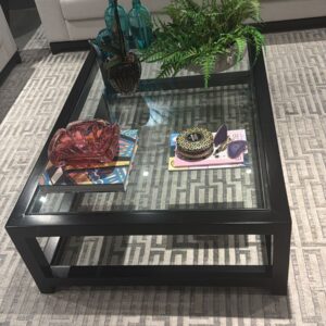 MESA DE CENTRO - LACA PRETA E VIDRO - CLÁSSICA E AO MESMO TEMPO CONTEMPORÂNEA — L071.102