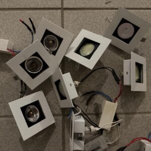 LOTE ÚNICO: 25 LUMINÁRIAS QUADRADAS DE EMBUTIR - DIVERSOS TAMANHOS — J062.208