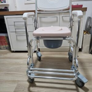 CADEIRA MOBIL PARA BANHEIRO - COM RODÍZIO NOS 4 PÉS - NOVA, USADA UM MÊS — S082.24