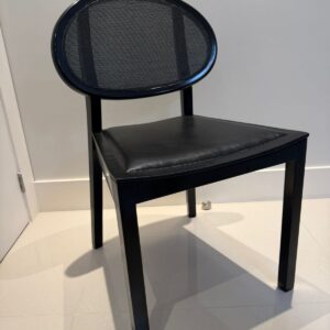 06 CADEIRAS EM LACA PRETA + TELA E COURINO - PERFEITAS - PREÇO POR UNIDADE — P041.01