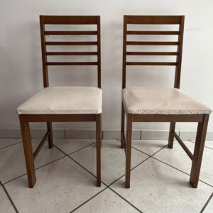 PAR DE CADEIRAS - PRECISA TROCAR O ESTOFADO - PREÇO DO PAR— R069.211