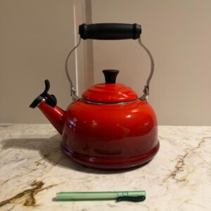 CHALEIRA CLÁSSICA - LE CREUSET - INOX E A COR ICÔNICA DA MARCA ! — C088.11