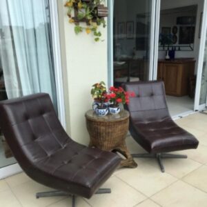 PAR DE POLTRONAS GIRATÓRIAS - CORINO - BASE AÇO INOX — A124.01