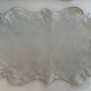 JOGO AMERICANO - 12 PEÇAS - CETIM - BORDA RECORTADA E BORDADA — L087.13