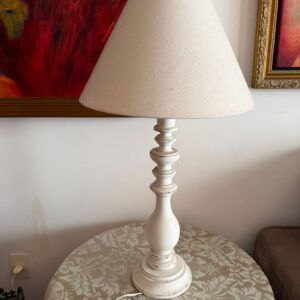 DOIS ABAJOURES - BASE EM MADEIRA PINTADA — J067.03