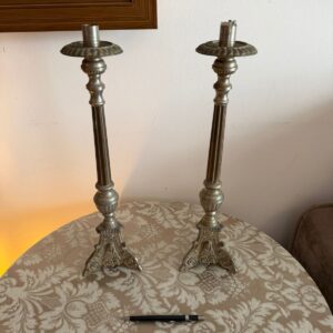 PAR DE CASTIÇÁIS EM METAL - PRATA - ANTIGOS - ARTE SACRA— J067.05