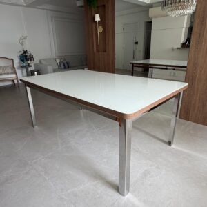 MESA DE JANTAR - RETANGULAR - BASE INOX - TAMPO MDF + SOBREVIDRO SERIGRAFADO BRANCO - CANTOS ARREDONDADOS — A080.101