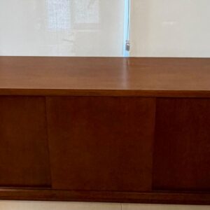 BALCÃO BUFFET - LÂMINA DE MADEIRA NATURAL - 3 PORTAS DE CORRER - DETALHE ACABAMENTO NAS LATERAIS — Z006.101