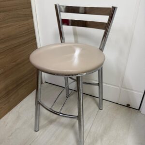 PAR DE BANQUETAS - BAIXAS PARA COZINHA E COPA — I016.629