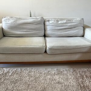 SOFÁ - MODELO LAW DA TOK STOK - BASE MADEIRA - LINHO CINZA CLARO — C089.01