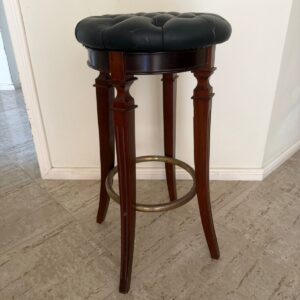 PAR DE BANQUETAS DE COURO - GIRATÓRIAS - MADEIRA + METAL — F061.207