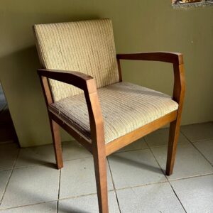 PAR DE CADEIRAS COM BRAÇO - VELUDO - Valor do par — R093.03