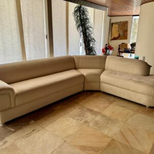 SOFÁ GRANDE EM L - SUEDE - 3 PARTES - ARREDONDADO — R093.08