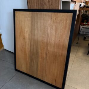 8 TAMPOS DE MESA - QUADRADOS - MADEIRA MACIÇA + BORDA EM FERRO - Valor por peça — C066.314