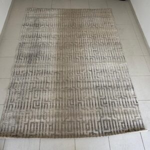 TAPETE GEOMÉTRICO - CINZA E OFF-WHITE — D039.400