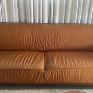 SOFÁ DE COURO CARAMELO - ESTRUTURA E PÉS DE MADEIRA - ACETINADO — E032.01