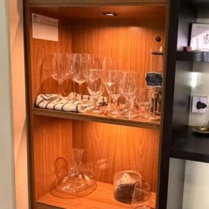 ESTANTE COM ARMARINHO DE 2 PORTAS - ILUMINAÇÃO - MDF — R095.02