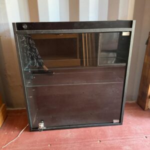 MINI VITRINE PRETINHA - MDF - PORTA DE VIDRO COM CHAVE - ILUMINAÇÃO — R095.34