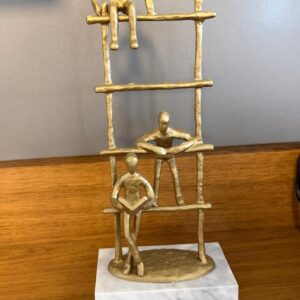 ESCULTURA DE METAL - DOURADO FOSCO - BASE MÁRMORE — W008.25