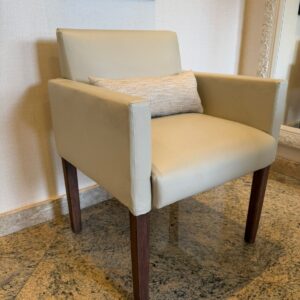 06 CADEIRAS COM BRAÇOS - COURINO BEGE E MADEIRA + ALMOFADAS - Preço por unidade — G058.01