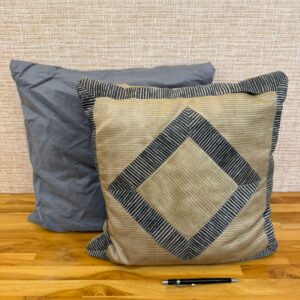 CONJUNTO COM 02 ALMOFADAS TONS DE CINZA — G058.12