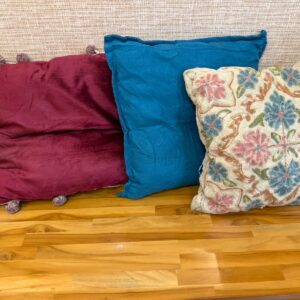 CONJUNTO COM 03 ALMOFADAS DIFERENTES — G058.14