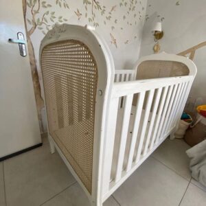 BERÇO CLÁSSICO - ENTALHADO À MÃO - MARCA LILIAN PIMENTA - PALHA NATURAL - PROVENÇAL + PRATELEIRA COM GANCHOS - TUDO EM MADEIRA NOBRE — J068.01