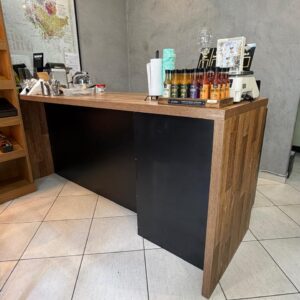 BALCÃO ALTO E LONGO - BAR - MDF AMADEIRADO E PRETO — R095.09