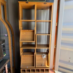 ESTANTE EXPOSITORA - MDF - PRATELEIRAS E NICHOS - COLMEIA ADEGA NA PARTE DE BAIXO — R095.31