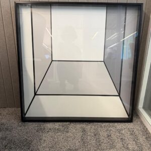 2 QUADROS - GEOMÉTRICOS - PRETO E BRANCO - VIDRO - MOLDURA PRETA FINA - Valor por peça — E029.200