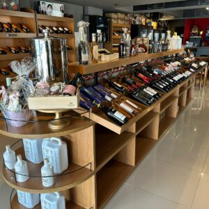 2 ILHAS EXPOSITORAS - MDF + GRADIL - PRATELEIRAS INFERIORES - Valor por ilha — R095.25