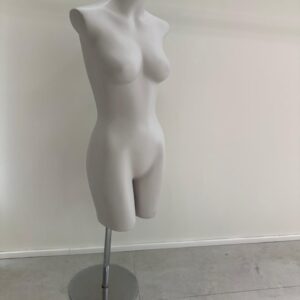 MANEQUIM — MEIO CORPO SEM CABEÇA — FIBRA LAQUEADA — BASE CROMADA REDONDA — M128.14