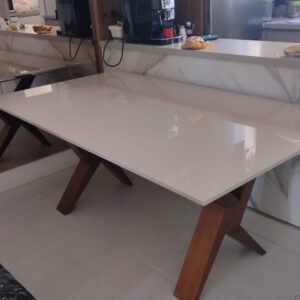 MESA DE JANTAR - TAMPO CHANFRADO - LACA FENDI - VIDRO SERIGRAFADO NA MESMA COR - PÉS MADEIRA — L093.01