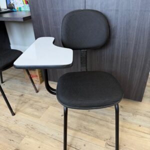 2 CADEIRAS DE BRAÇO - ESCOLARES - PRETA E BRANCA - Valor por peça — M141.22