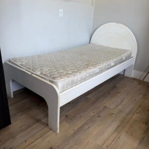 CAMA SOLTEIRO - MADEIRA + LACA + ESTRADO DE MADEIRA — M141.23