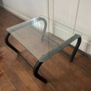 MESINHA LATERAL - ANOS 1980 - FERRO TUBULAR PRETINHO + TAMPO VIDRO — L090.04