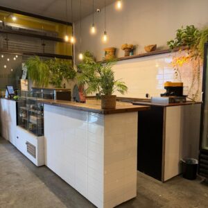 BALCÃO REFRIGERADO 3 PORTAS + TAMPO GRANITO, PIA, SOBRETAMPO MADEIRA - BALCÃO CAIXA EM L + BANCADA GRANITO + MADEIRA NOBRE + 2 VITRINES - QUENTE E FRIA - Venda do combo ou de cada lado separadamente — K024.01