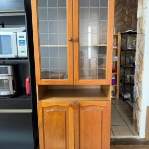 CRISTALEIRA E ARMARINHO - MADEIRA NAS PORTAS + MDF NA ESTRUTURA - PEÇA NOVA — L090.01